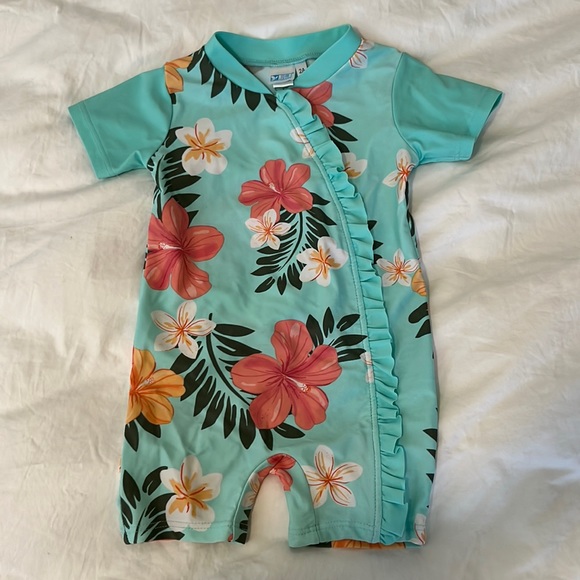 Swimsuit rash guard one piece - Picture 1 of 5